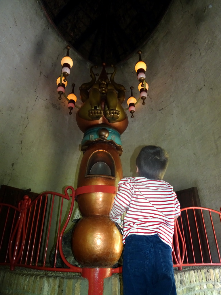 Max with the statue of the Laaf Forefather in the Loof en Eerhuys building at the Laafland attraction at the Marerijk kingdom