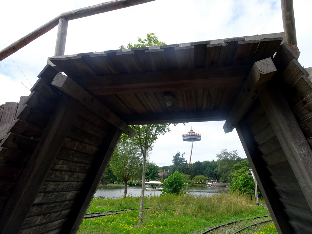 Bridge at the Kinderspoor attraction at the Ruigrijk kingdom and the Gondoletta lake and Pagoda attraction at the Reizenrijk kingdom, viewed from the train