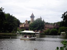 The Gondoletta lake at the Reizenrijk kingdom and the Symbolica attraction at the Fantasierijk kingdom, viewed from the train of the Kinderspoor attraction at the Ruigrijk kingdom