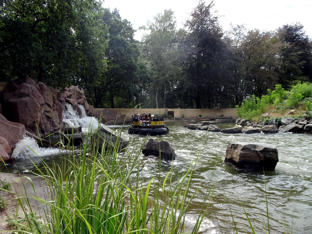 Boat and waterfall at the Piraña attraction at the Anderrijk kingdom