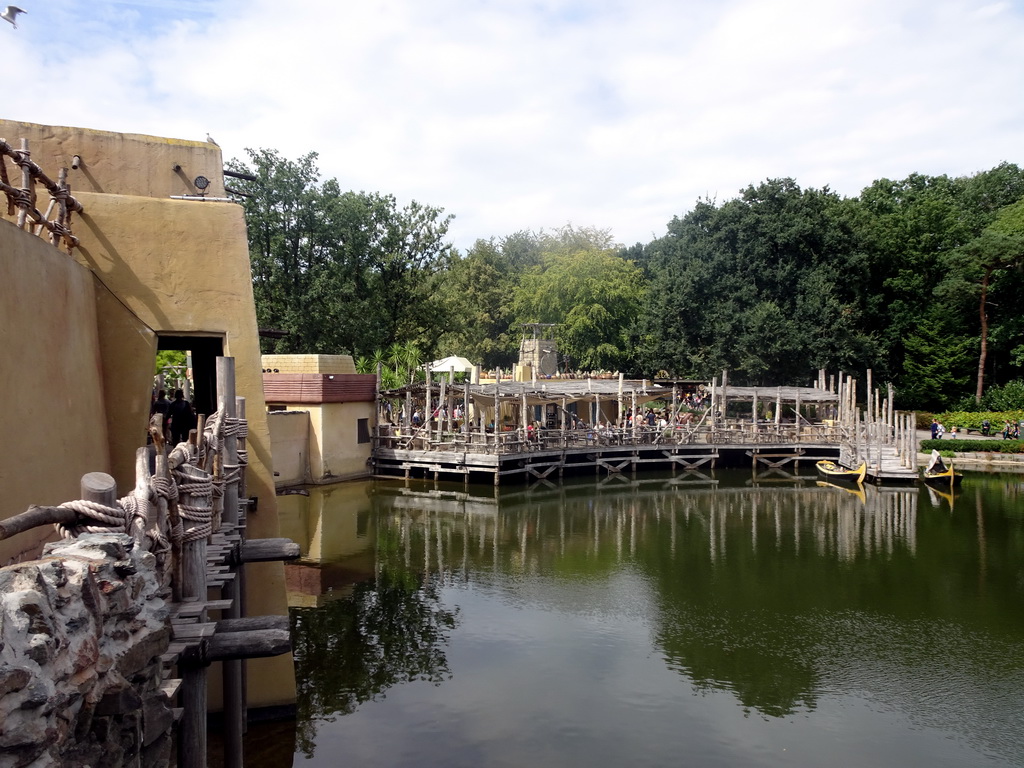 Dock with boats at the Piraña attraction at the Anderrijk kingdom