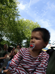 Max looking at the Jokie and Jet attraction at the Carnaval Festival Square at the Reizenrijk kingdom