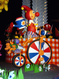 Jokie and Jet on a bicycle at the Dutch scene at the Carnaval Festival attraction at the Reizenrijk kingdom