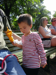 Max eating Eigenheymers at the Ton van de Ven square at the Marerijk kingdom