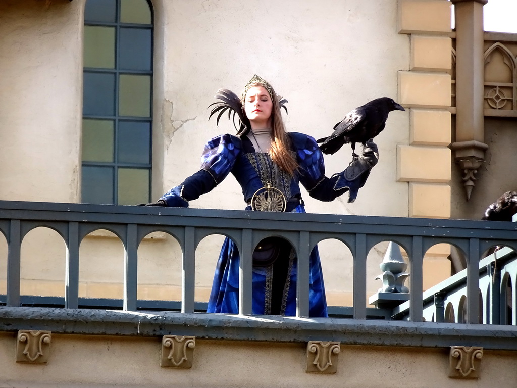 Actor and bird on the stage of the Raveleijn theatre at the Marerijk kingdom, during the Raveleijn Parkshow