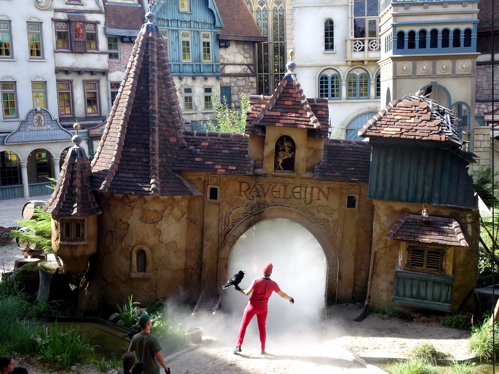 Actors and bird on the stage of the Raveleijn theatre at the Marerijk kingdom, during the Raveleijn Parkshow