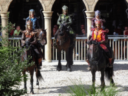 Actors and horses on the stage of the Raveleijn theatre at the Marerijk kingdom, during the Raveleijn Parkshow