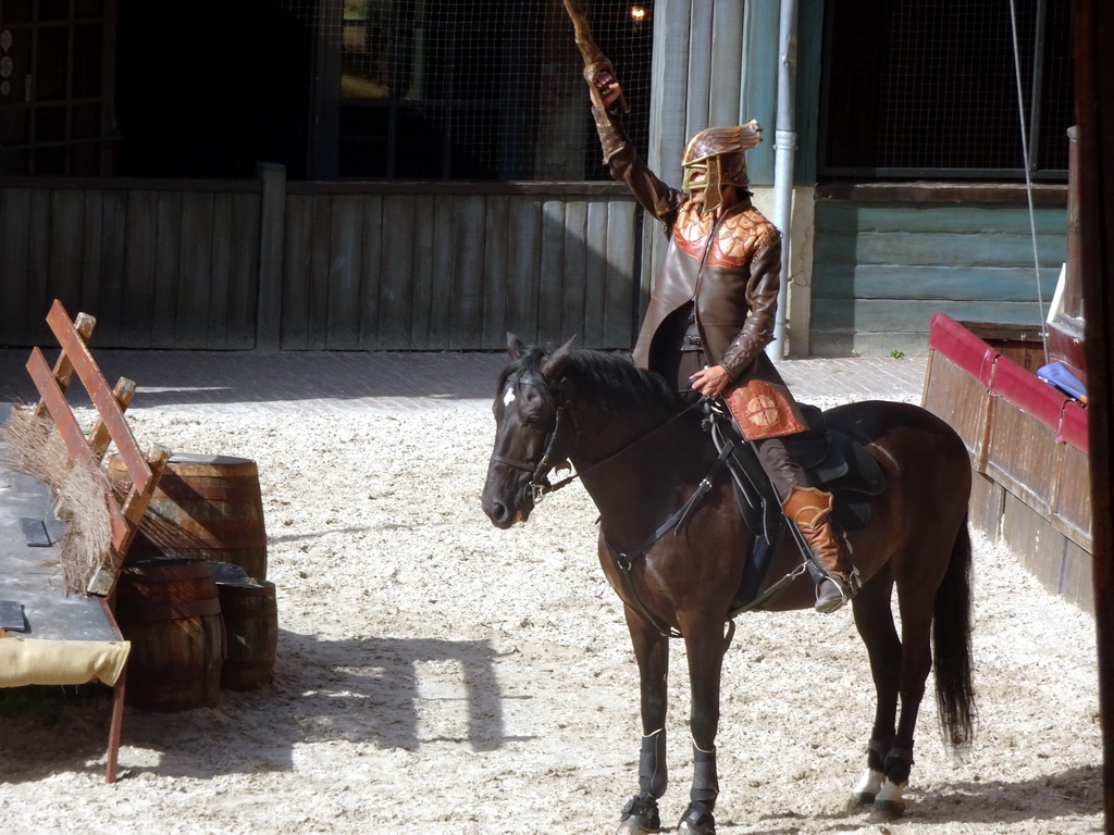 Actor and horse on the stage of the Raveleijn theatre at the Marerijk kingdom, during the Raveleijn Parkshow