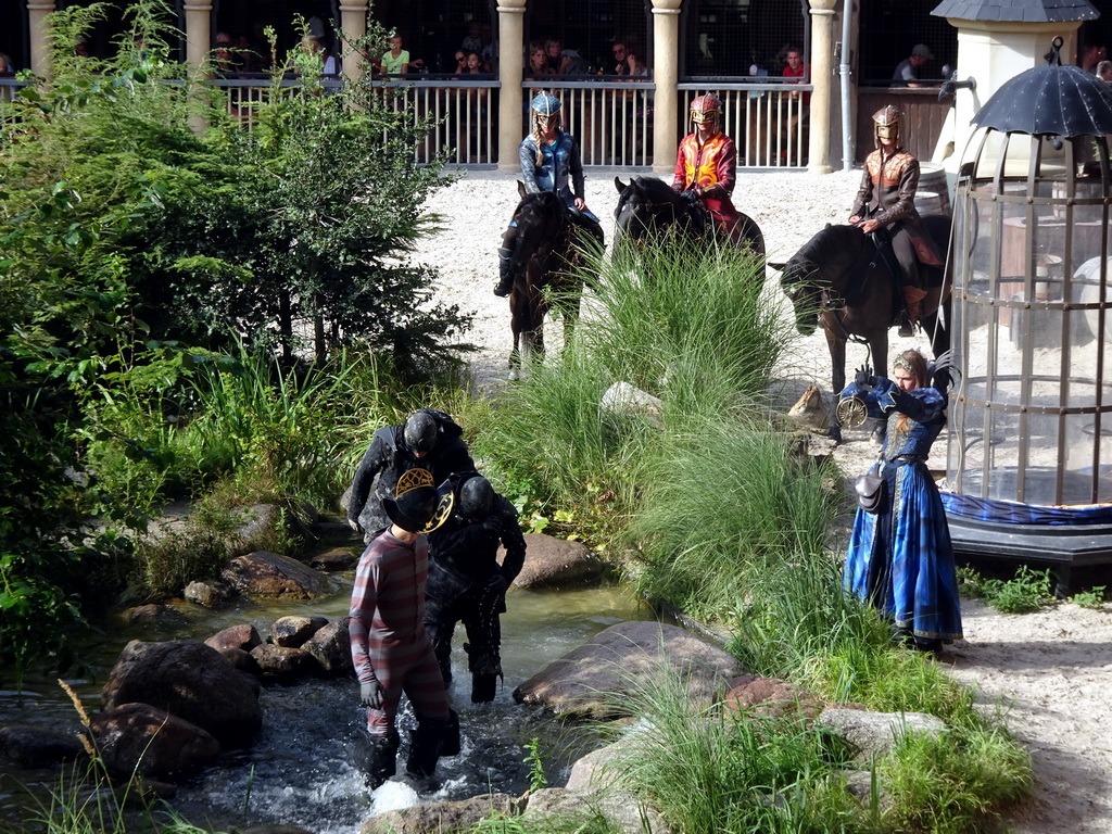 Actors and horses on the stage of the Raveleijn theatre at the Marerijk kingdom, during the Raveleijn Parkshow