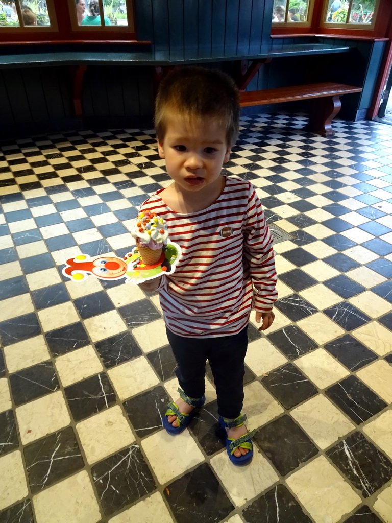 Max with an ice cream at the Den Suykerbuyk restaurant at the Anton Pieck Plein square at the Marerijk kingdom