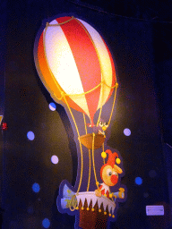 Jokie and Jet in a hot air balloon at the starting point of the Carnaval Festival attraction at the Reizenrijk kingdom