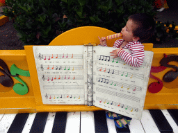 Max with an ice cream on a piano at the Kleuterhof playground at the Reizenrijk kingdom