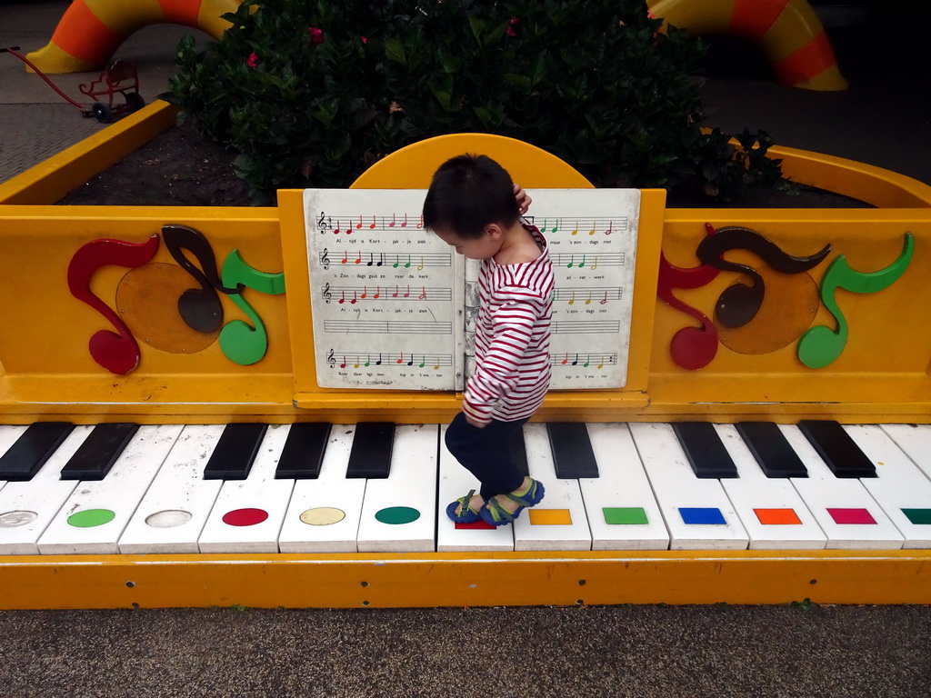 Max on a piano at the Kleuterhof playground at the Reizenrijk kingdom