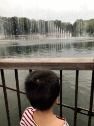 Max looking at the water show at the Aquanura lake at the Fantasierijk kingdom