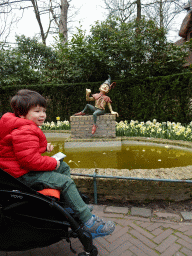 Max with the Kleine Boodschap Kabouter statue at the Fairytale Forest at the Marerijk kingdom