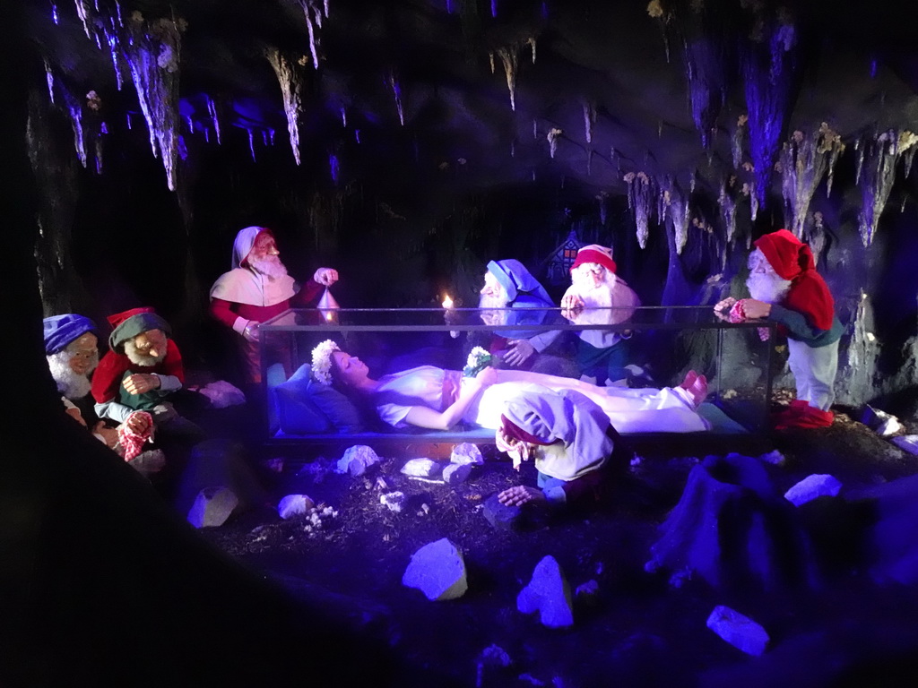 Snow White and the Seven Dwarfs at the Snow White attraction at the Fairytale Forest at the Marerijk kingdom