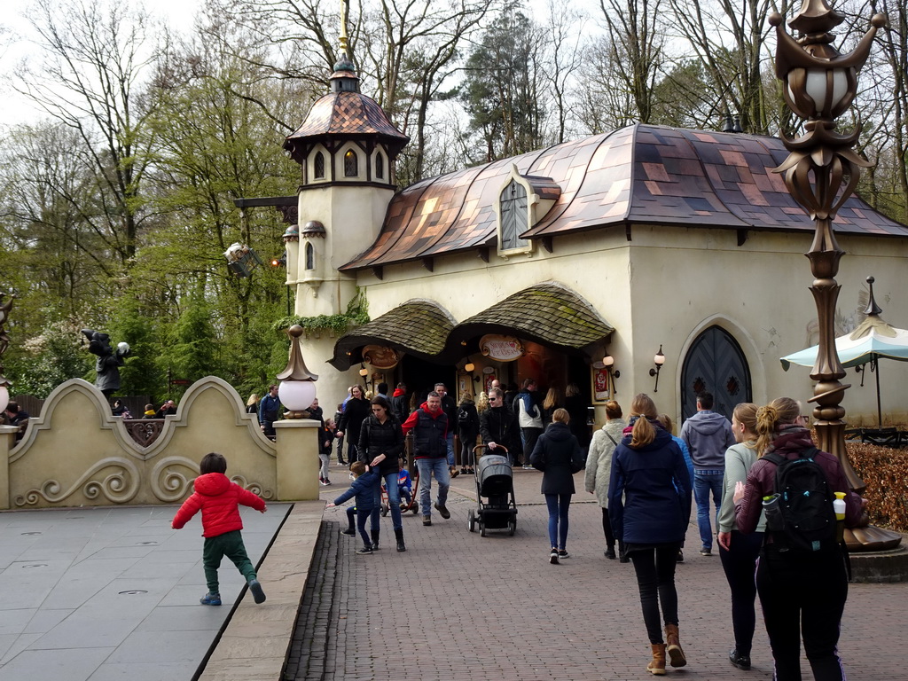 Max in front of the Gebrande Boon and the Happiness Station restaurants at the Pardoes Promenade at the Fantasierijk kingdom