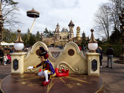 Jester Pardoes at the Pardoes Promenade at the Fantasierijk kingdom, with a view on the Pagode attraction at the Reizenrijk kingdom and the Symbolica attraction at the Fantasierijk kingdom