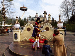 Miaomiao, Max and our friend with Jester Pardoes at the Pardoes Promenade at the Fantasierijk kingdom, with a view on the Pagode attraction at the Reizenrijk kingdom and the Symbolica attraction at the Fantasierijk kingdom