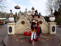 Our friend with Jester Pardoes at the Pardoes Promenade at the Fantasierijk kingdom, with a view on the Pagode attraction at the Reizenrijk kingdom and the Symbolica attraction at the Fantasierijk kingdom