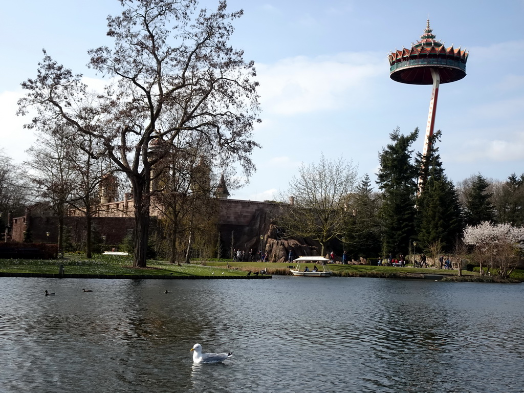 The Symbolica attraction of the Fantasierijk kingdom and the Pagoda attraction of the Reizenijk kingdom, viewed from our Gondoletta at the Gondoletta attraction at the Reizenrijk kingdom