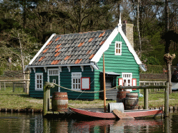 House at the Kinderspoor attraction at the Ruigrijk kingdom, viewed from our Gondoletta at the Gondoletta attraction at the Reizenrijk kingdom