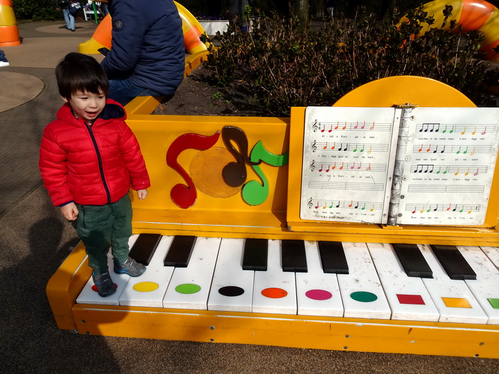 Max on a piano at the Kleuterhof playground at the Reizenrijk kingdom