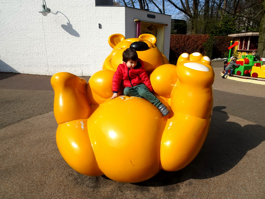 Max on a bear statue at the Kleuterhof playground at the Reizenrijk kingdom