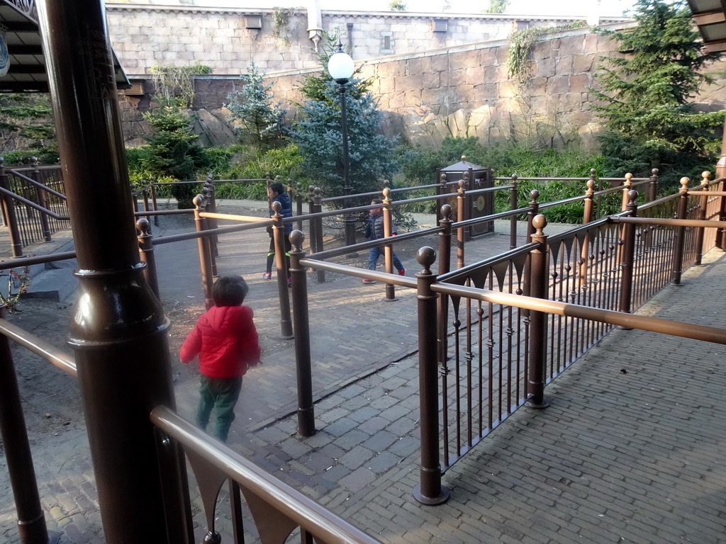 Max at the waiting pavilion of the Symbolica attraction at the Fantasierijk kingdom