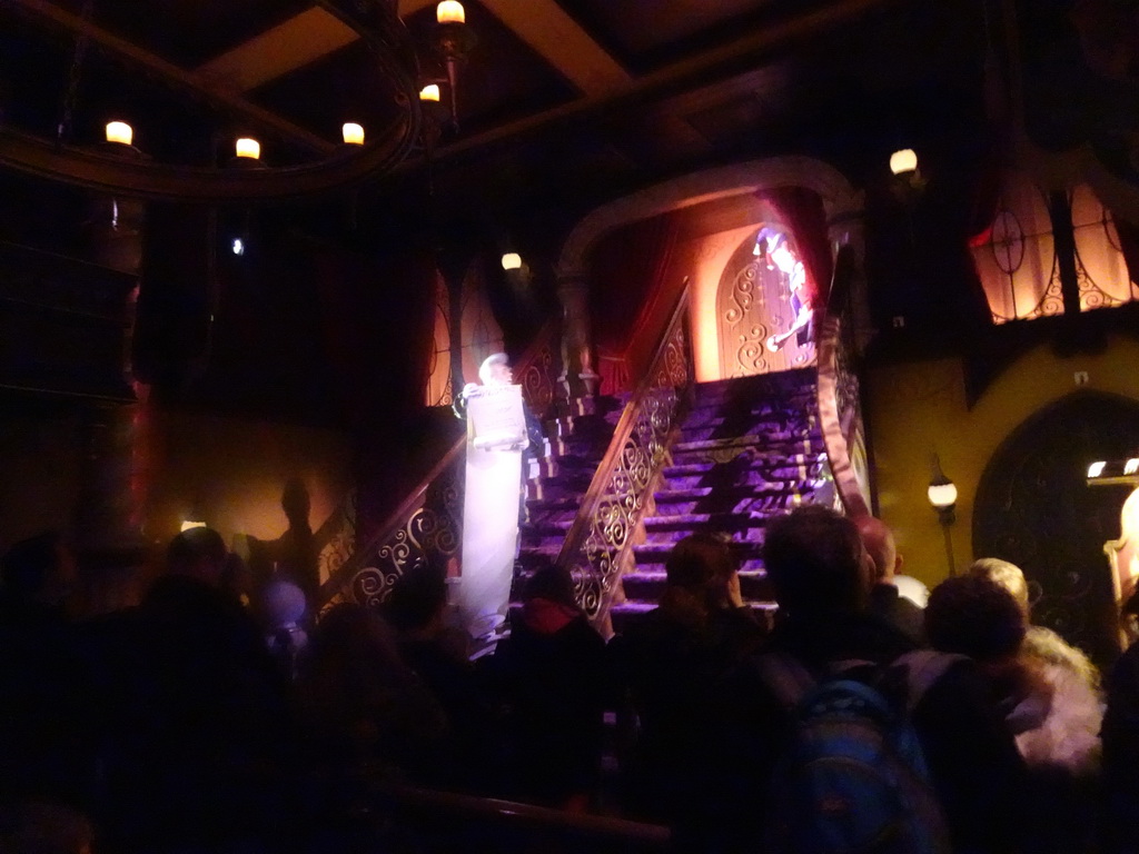 The lackey O.J. Punctuel and the jester Pardoes in the Lobby of the Symbolica attraction at the Fantasierijk kingdom