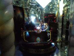 Tim, Miaomiao and Max in the mirror at the Hidden Fantasy Depot in the Symbolica attraction at the Fantasierijk kingdom