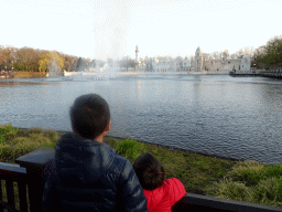 Max and our friend looking at the water show at the Aquanura lake at the Fantasierijk kingdom and the Fata Morgana attraction at the Anderrijk kingdom