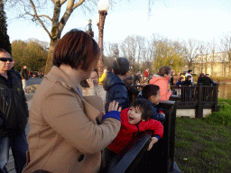 Miaomiao and Max looking at the water show at the Aquanura lake at the Fantasierijk kingdom