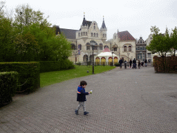 Max playing with bubbles in front of the Efteling Theatre at the Anderrijk kingdom at the Dwarrelplein square