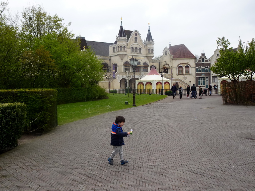 Max playing with bubbles in front of the Efteling Theatre at the Anderrijk kingdom at the Dwarrelplein square