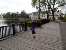 Max playing with bubbles in front of the Aquanura lake and the Efteling Theatre at the Anderrijk kingdom
