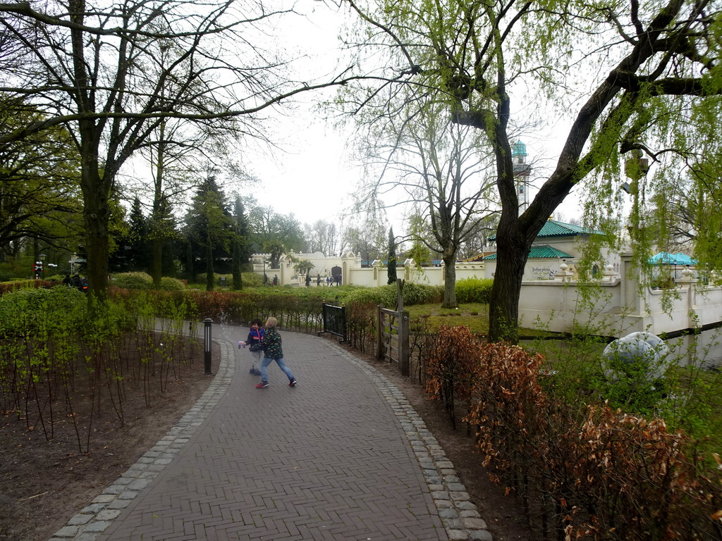 Max playing with bubbles in front of the Fata Morgana attraction at the Anderrijk kingdom