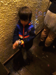 Max playing with bubbles at the waiting the line for the Fata Morgana attraction at the Anderrijk kingdom