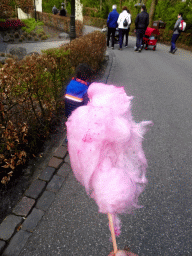 Max and a Candyfloss on the path from the Hartenhof square to the Marerijk kingdom