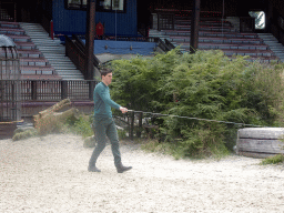 Person on the stage of the Raveleijn theatre at the Marerijk kingdom, before the Raveleijn Parkshow, viewed from the Wapen van Raveleijn restaurant