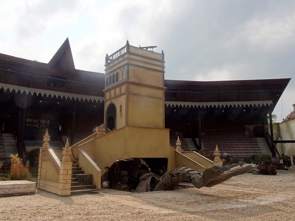 Dragon on the stage of the Raveleijn theatre at the Marerijk kingdom, before the Raveleijn Parkshow, viewed from the Wapen van Raveleijn restaurant