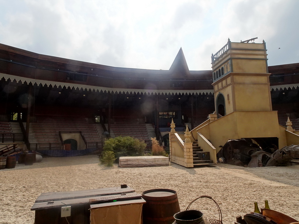 Dragon on the stage of the Raveleijn theatre at the Marerijk kingdom, before the Raveleijn Parkshow, viewed from the Wapen van Raveleijn restaurant