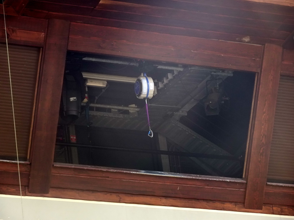 Pulley above the grandstand of the Raveleijn theatre at the Marerijk kingdom, before the Raveleijn Parkshow, viewed from the Wapen van Raveleijn restaurant