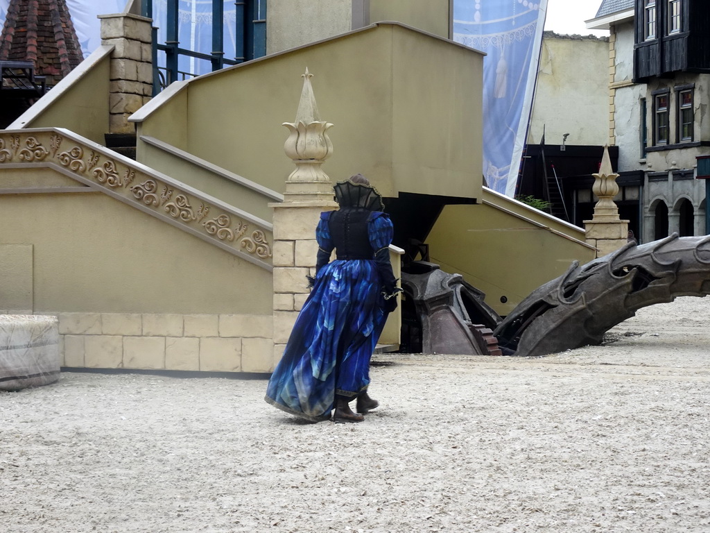 Actor and dragon on the stage of the Raveleijn theatre at the Marerijk kingdom, just before the Raveleijn Parkshow, viewed from the Wapen van Raveleijn restaurant