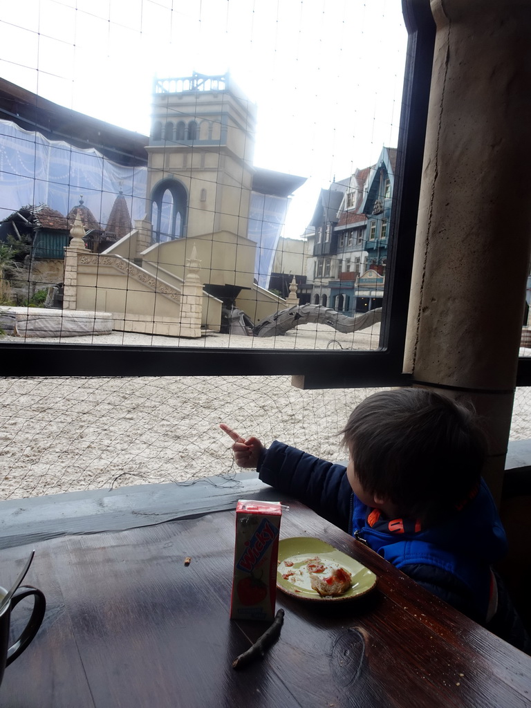 Max having lunch at the Wapen van Raveleijn restaurant at the Marerijk kingdom, with a view on the stage of the Raveleijn theatre at the Marerijk kingdom, just before the Raveleijn Parkshow