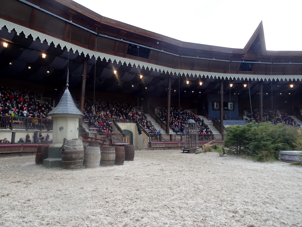 Actors coming down from the ceiling of the grandstand to the stage of the Raveleijn theatre at the Marerijk kingdom, during the Raveleijn Parkshow, viewed from the Wapen van Raveleijn restaurant