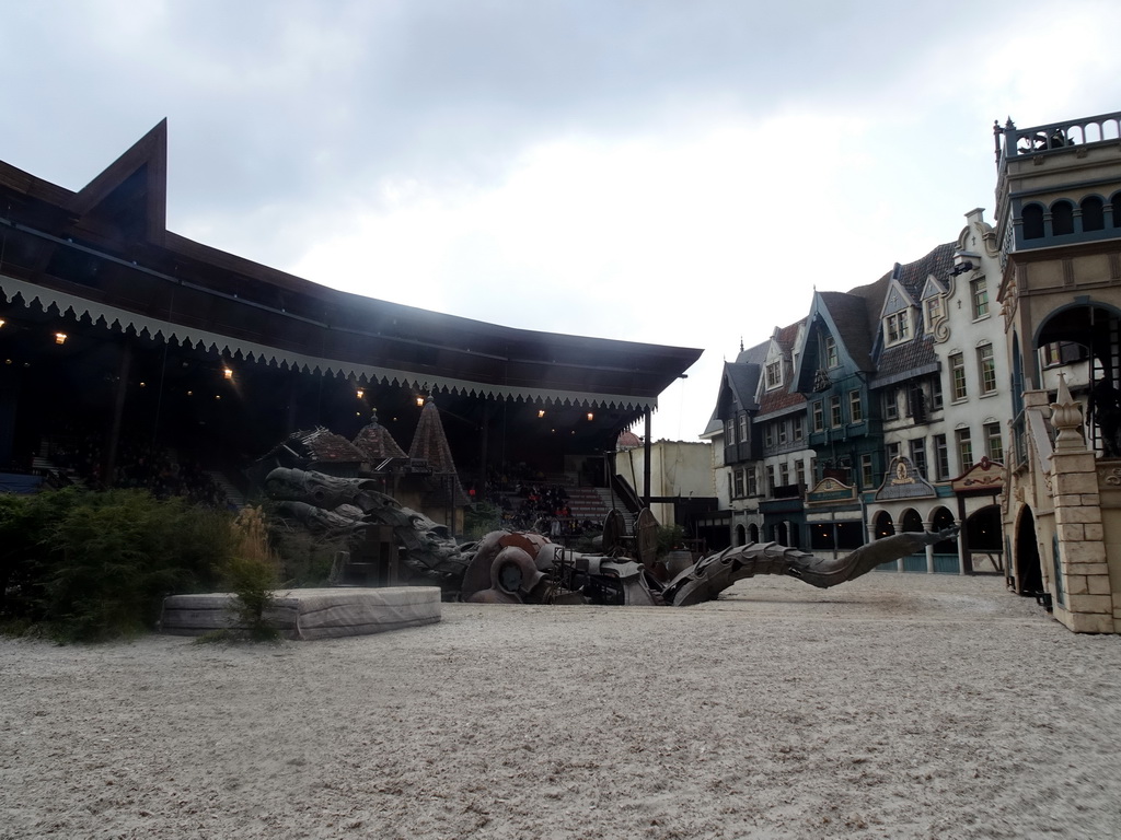 Dragon on the stage of the Raveleijn theatre at the Marerijk kingdom, during the Raveleijn Parkshow, viewed from the Wapen van Raveleijn restaurant