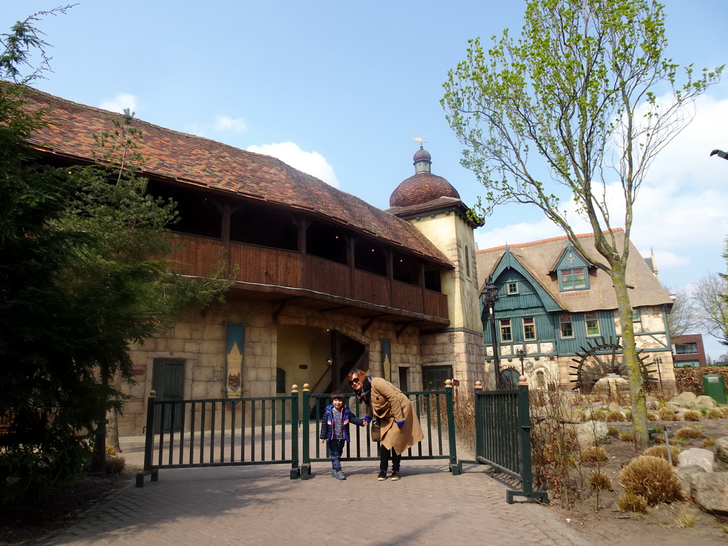 Miaomiao and Max in front of the Raveleijn theatre at the Marerijk kingdom