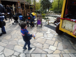 Max playing with bubbles in front of the Monsieur Cannibale attraction at the Reizenrijk kingdom