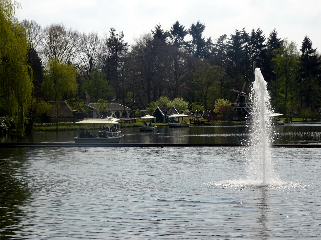 Fountain and Gondolettas at the Gondoletta lake at the Reizenrijk kingdom